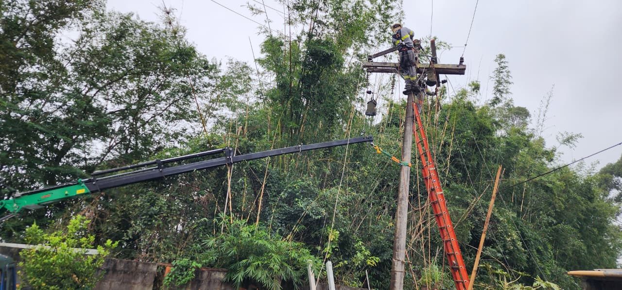 Atendimento emergencial em rede elétrica de distribuição em Bragança Paulista