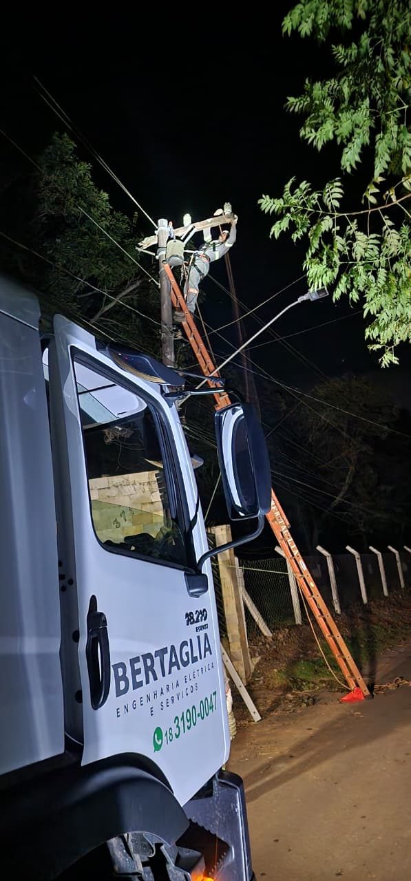 Atendimento emergencial em rede elétrica de distribuição em Bragança Paulista