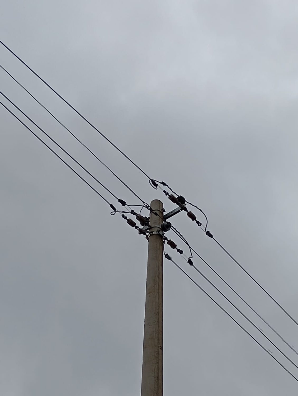 Montagem de rede de distribuição primária 15 kV e secundária blindada em Valparaíso
