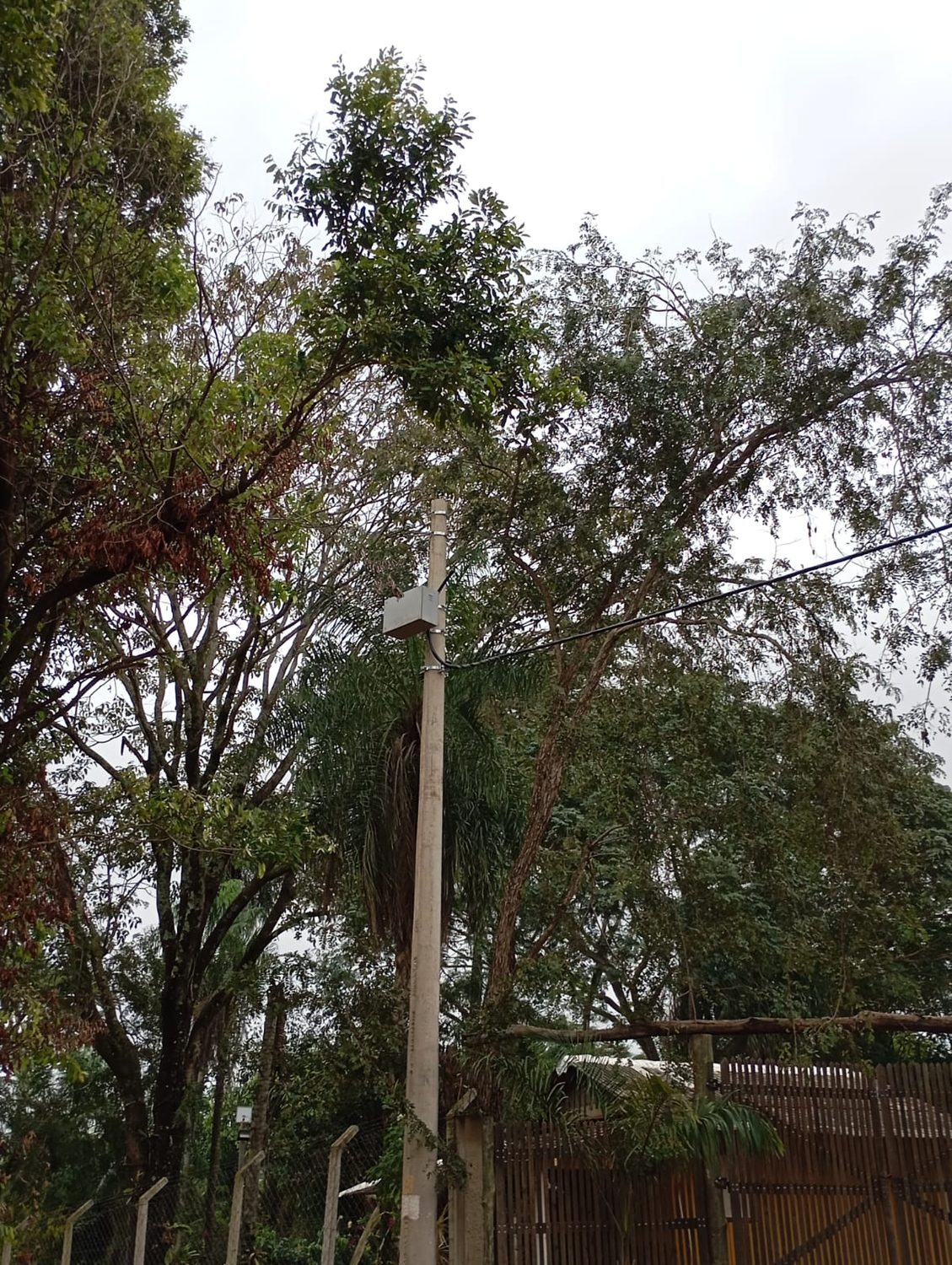 Montagem de rede de distribuição primária 15 kV e secundária blindada em Valparaíso